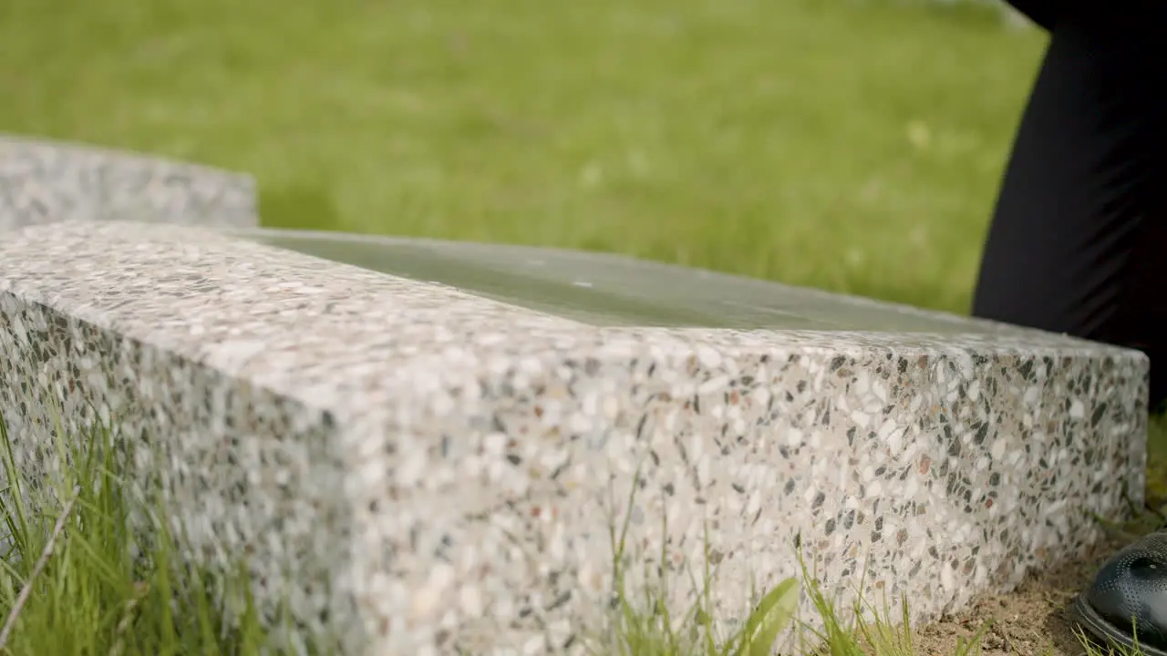 Vista De Cerca De Un Hombre Irreconocible Con Traje Negro Limpiando Una Lápida Con Un Pañuelo En Un Cementerio 1