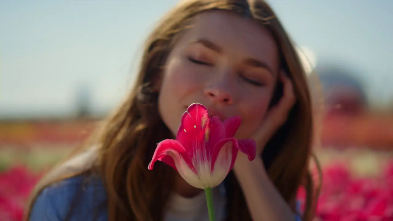 Niña Bonita Disfrutando De La Flor Bella Mujer Con Los Ojos Cerrados En Un Jardín Floral