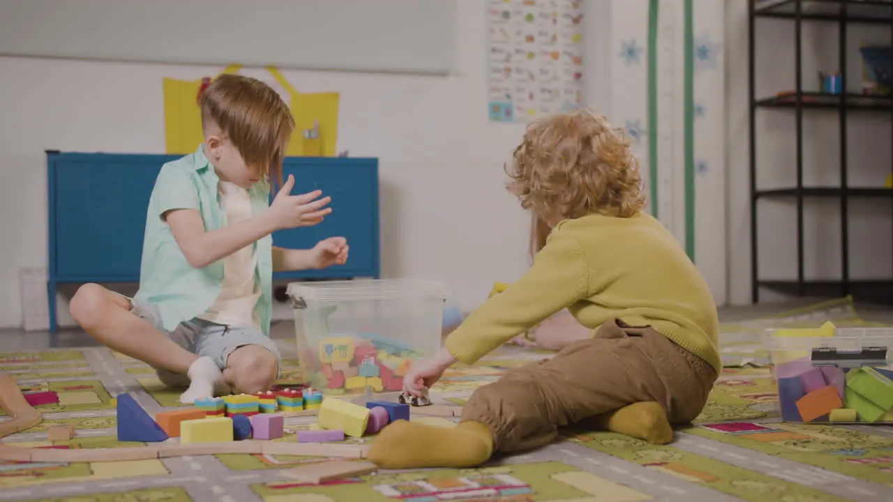 Niño Sentado En Una Alfombra En Una Clase De Escuela Montessori