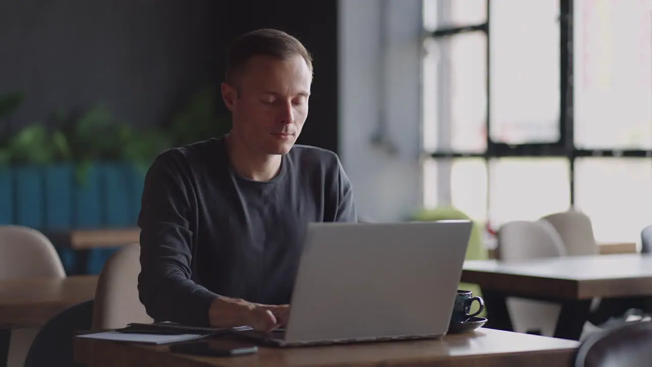 Schöner Männlicher Entwickler Oder Student Der Im Café Am Laptop Studiert Freiberufliche Fernarbeit Online-Bildung Selbstständig