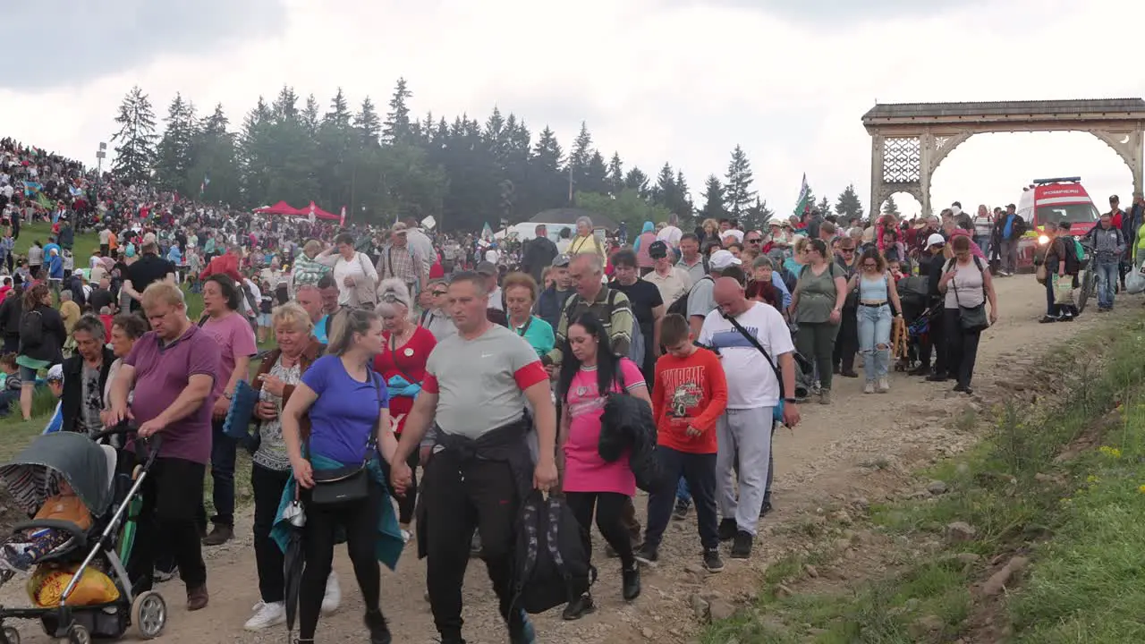 Pilgrims at Csiksomlyo Pilgrimage clear dirt road for SMURD ambulance