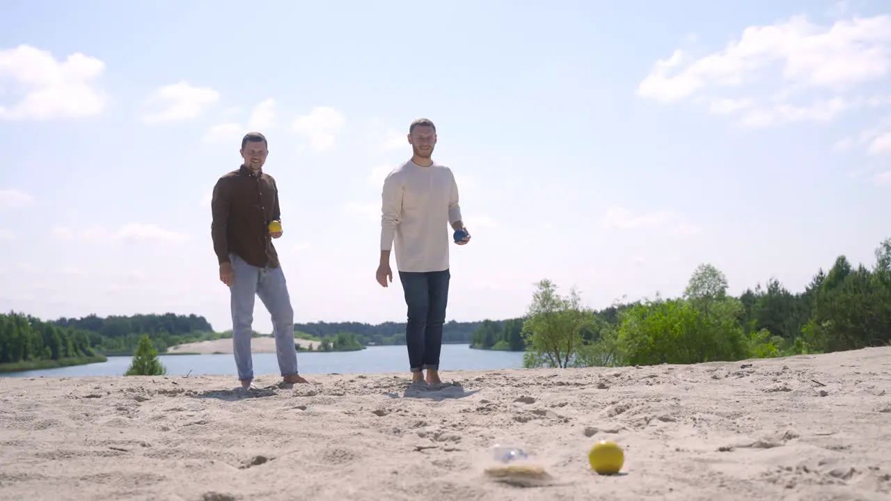 Dos Jóvenes Amigos Caucásicos Jugando Petanca En La Playa En Un Día Soleado