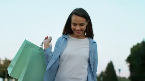 Mujer Sonriente Con Bolsa De Compras Caminando En El Parque De Verano Mujer Feliz