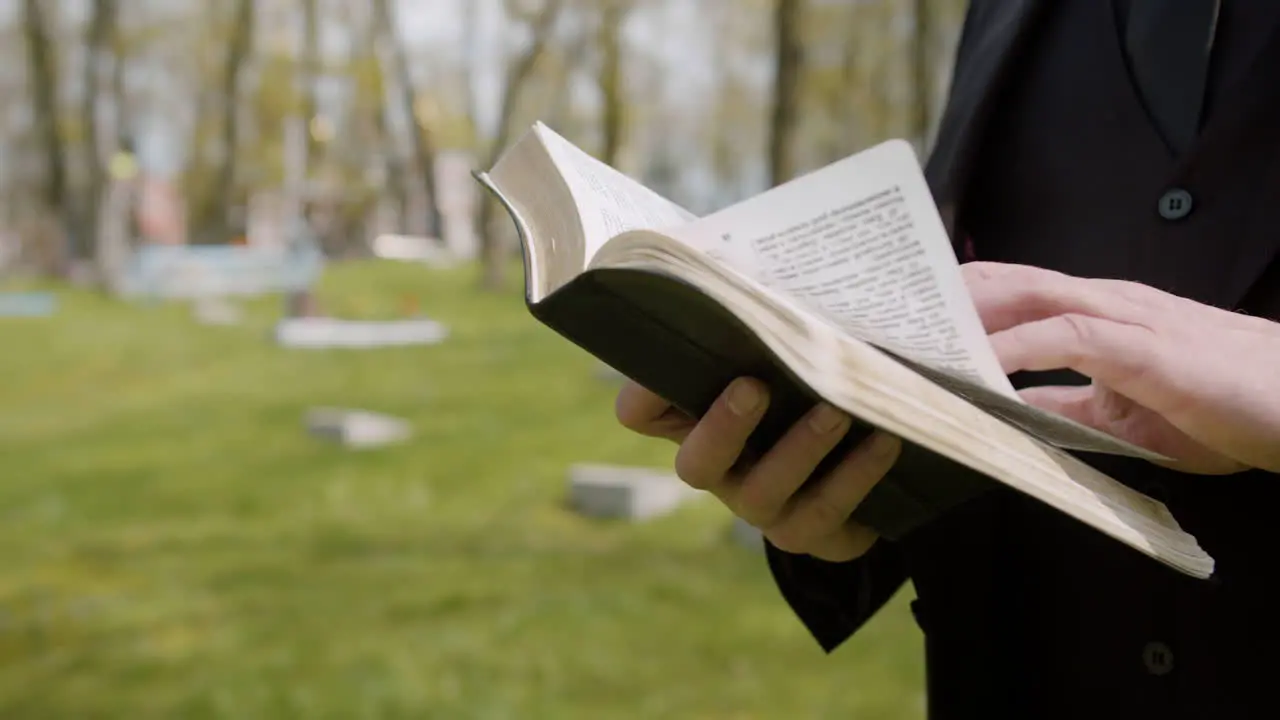 Nahaufnahme Von Menschenhänden Die Eine Bibel Halten Und Vor Einem Grabstein Auf Einem Friedhof Lesen 1