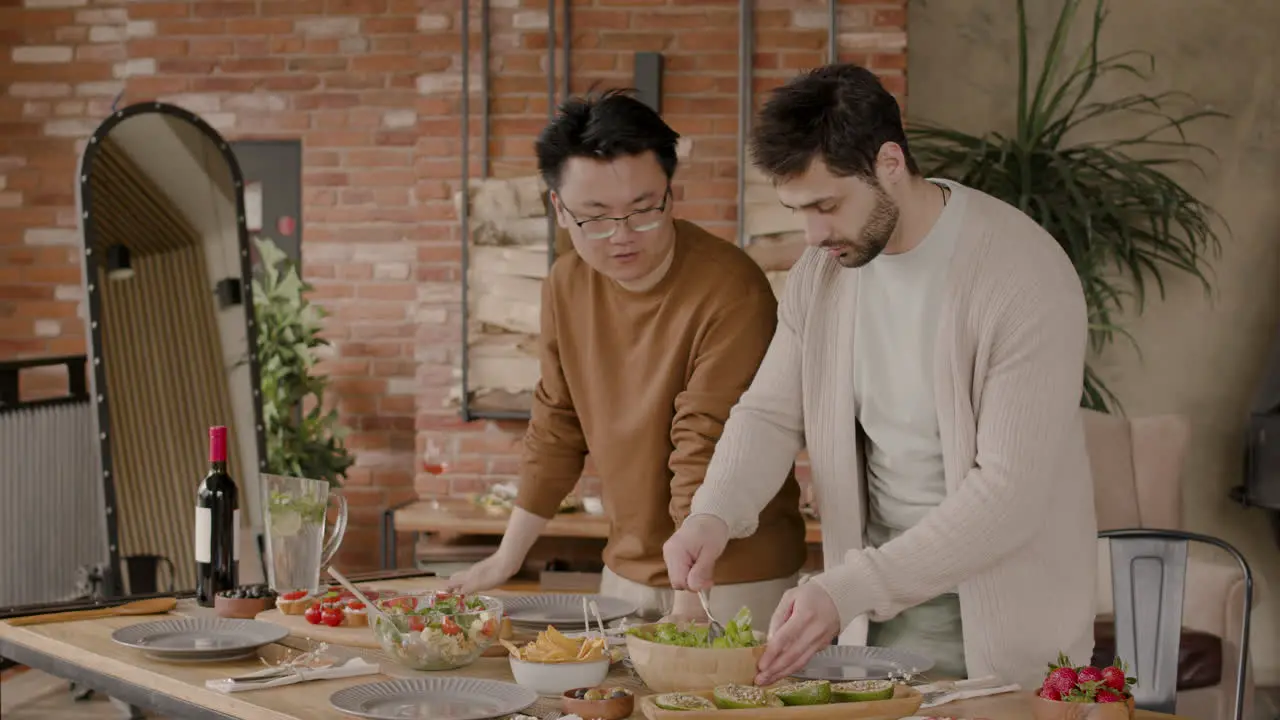 Ein Junger Mann Und Sein Freund Richten Vor Einem Treffen Mit Freunden Einen Salat An