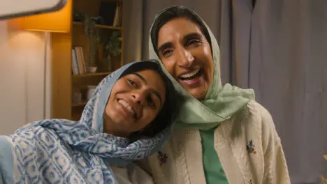 Madre E Hija Posando Para Selfie Alrededor De La Mesa De La Familia Musulmana En Casa Comiendo Comida Iftar Rompiendo El Ayuno Diario Durante El Ramadán