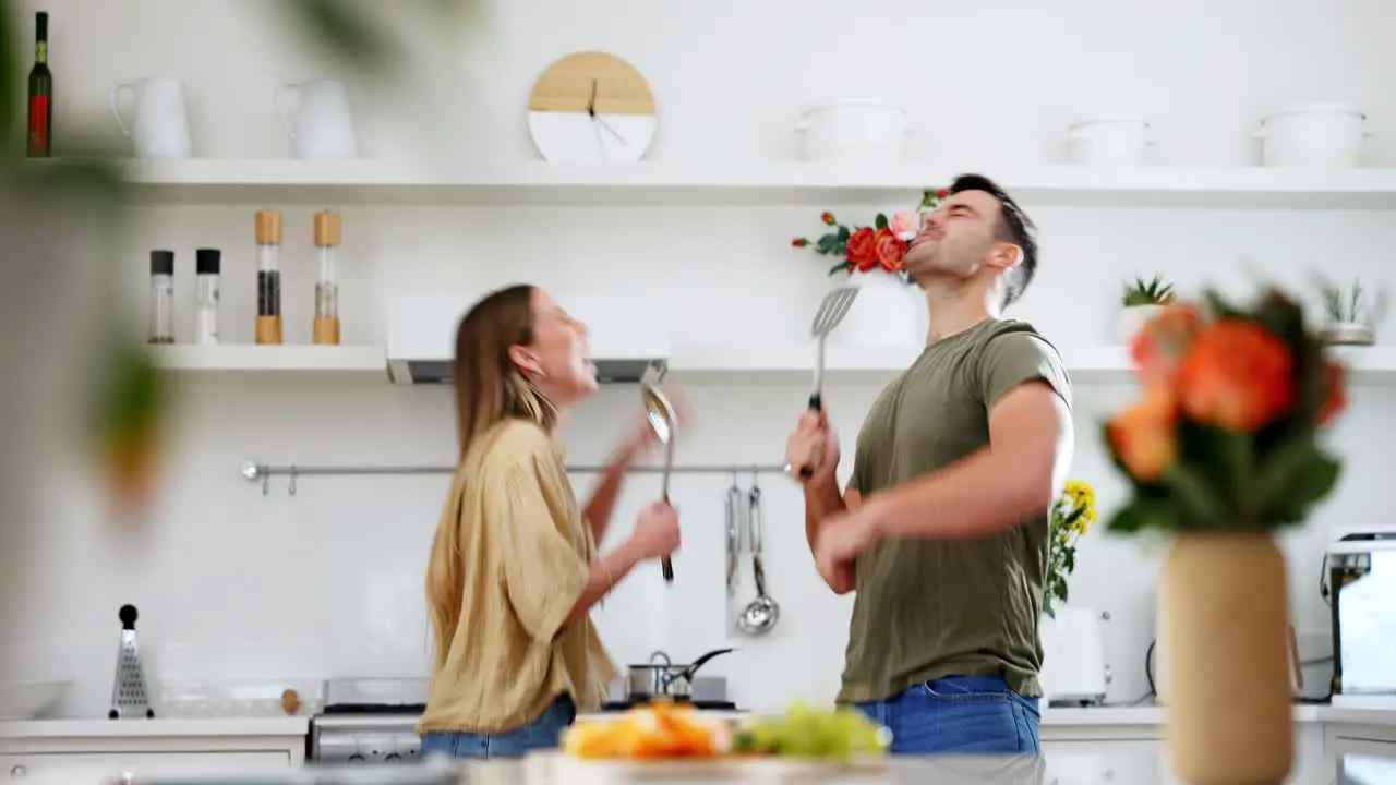 Baile Utensilios Y Canto En Pareja