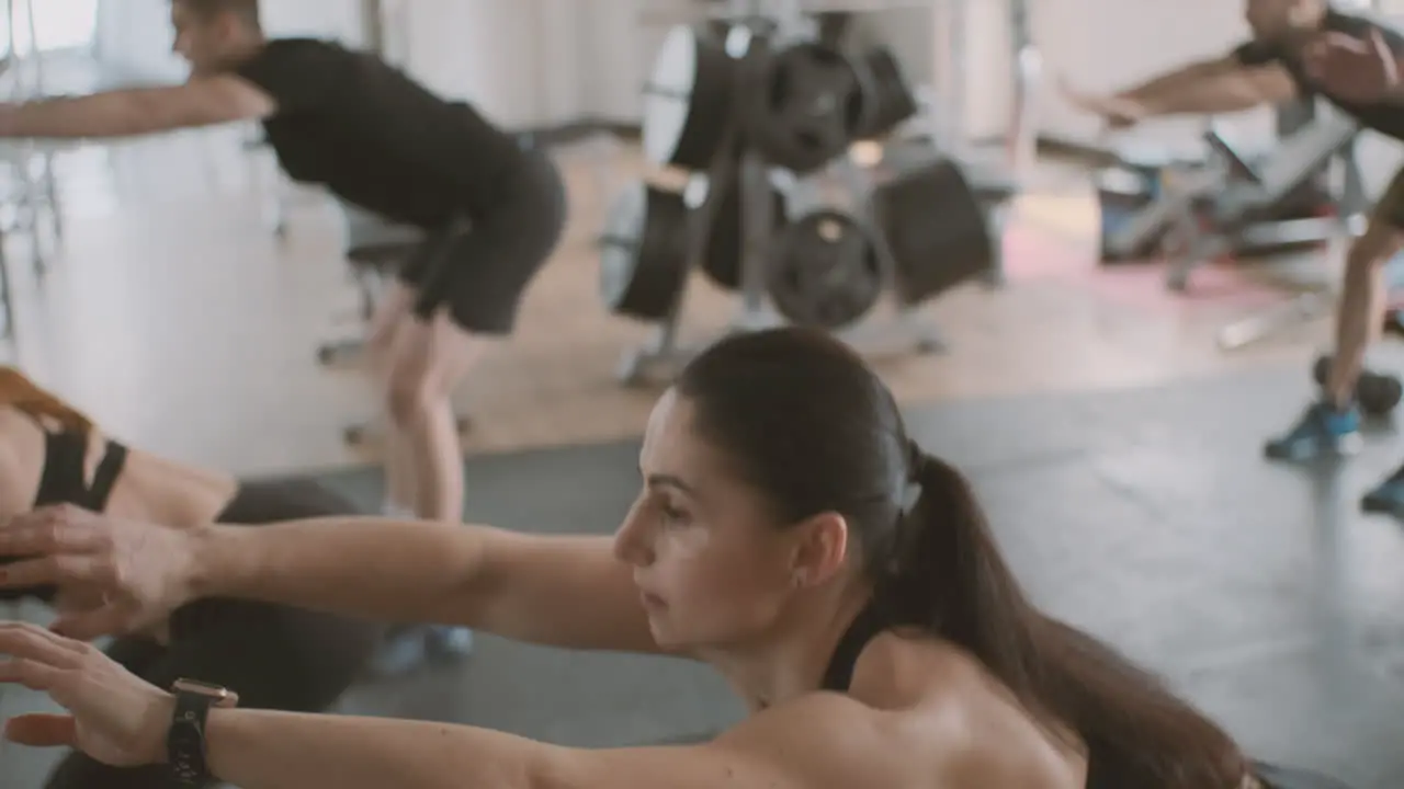 Una Joven Fuerte Y Atlética Haciendo Sentadillas En El Gimnasio Durante Una Clase