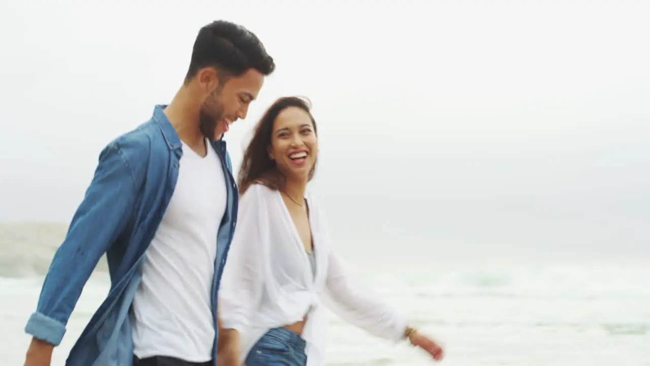 Ambos Disfrutan De Largas Caminatas Por La Playa