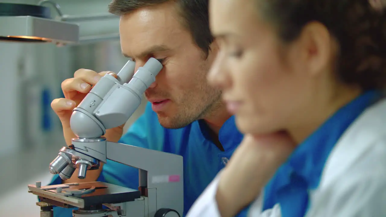 Equipo Científico Trabajando En Laboratorio Primer Plano Del Equipo De Médicos Usando Microscopio