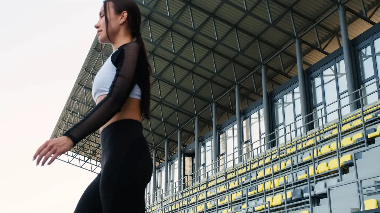 Bella Mujer Deportiva Concentrándose Antes De Hacer Ejercicio Al Aire Libre En El Estadio