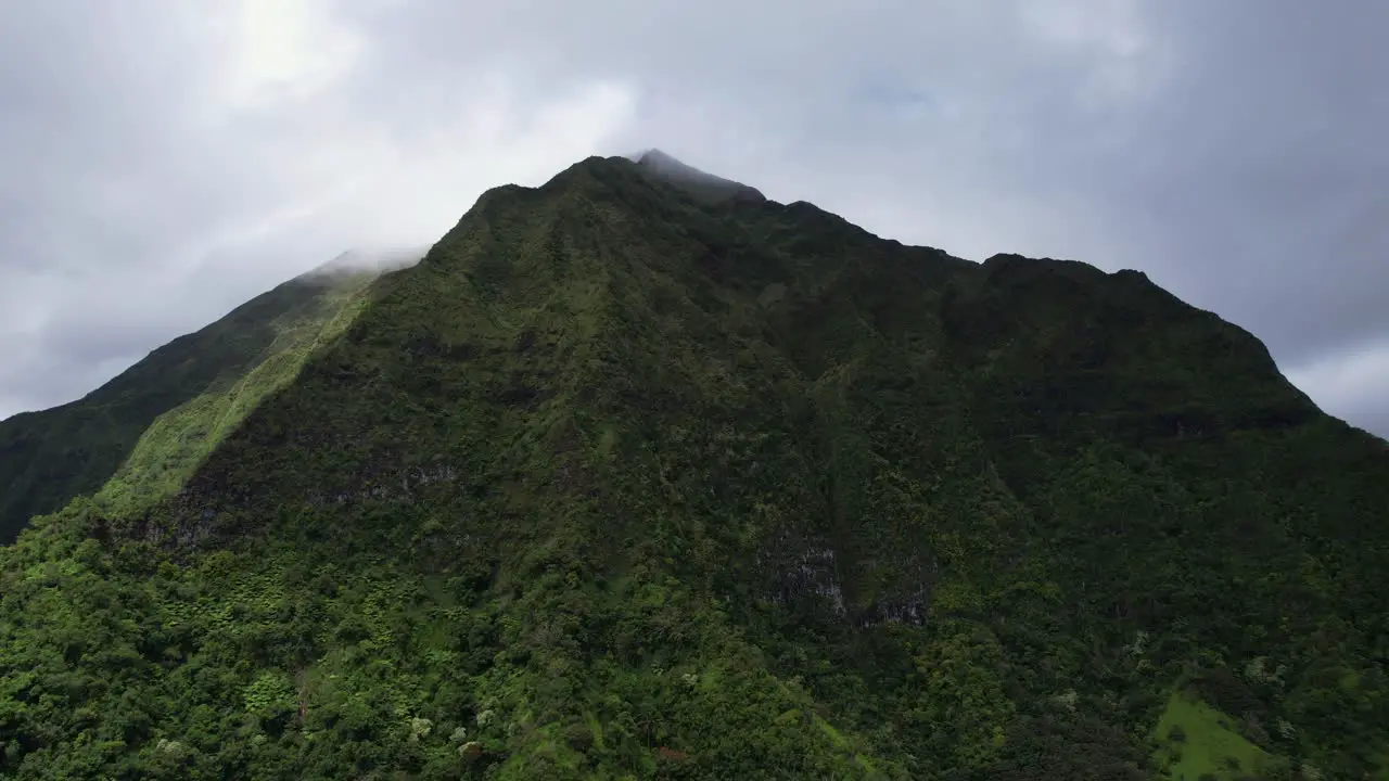 Nu‘uanu Pali area Clouds over cliff slow ascent toward peak on a ridge