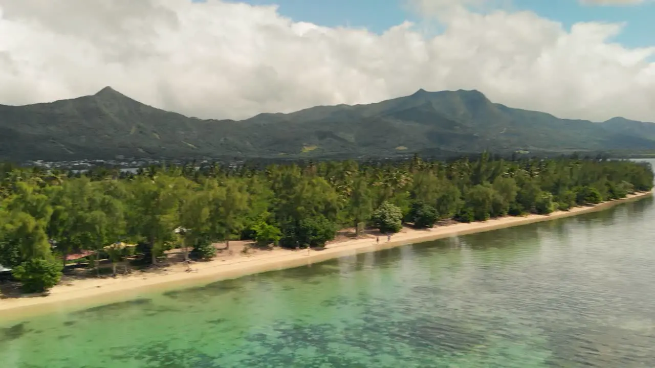 Panning shoot of the Ile Aux Benitiers island with boats parked by the shore