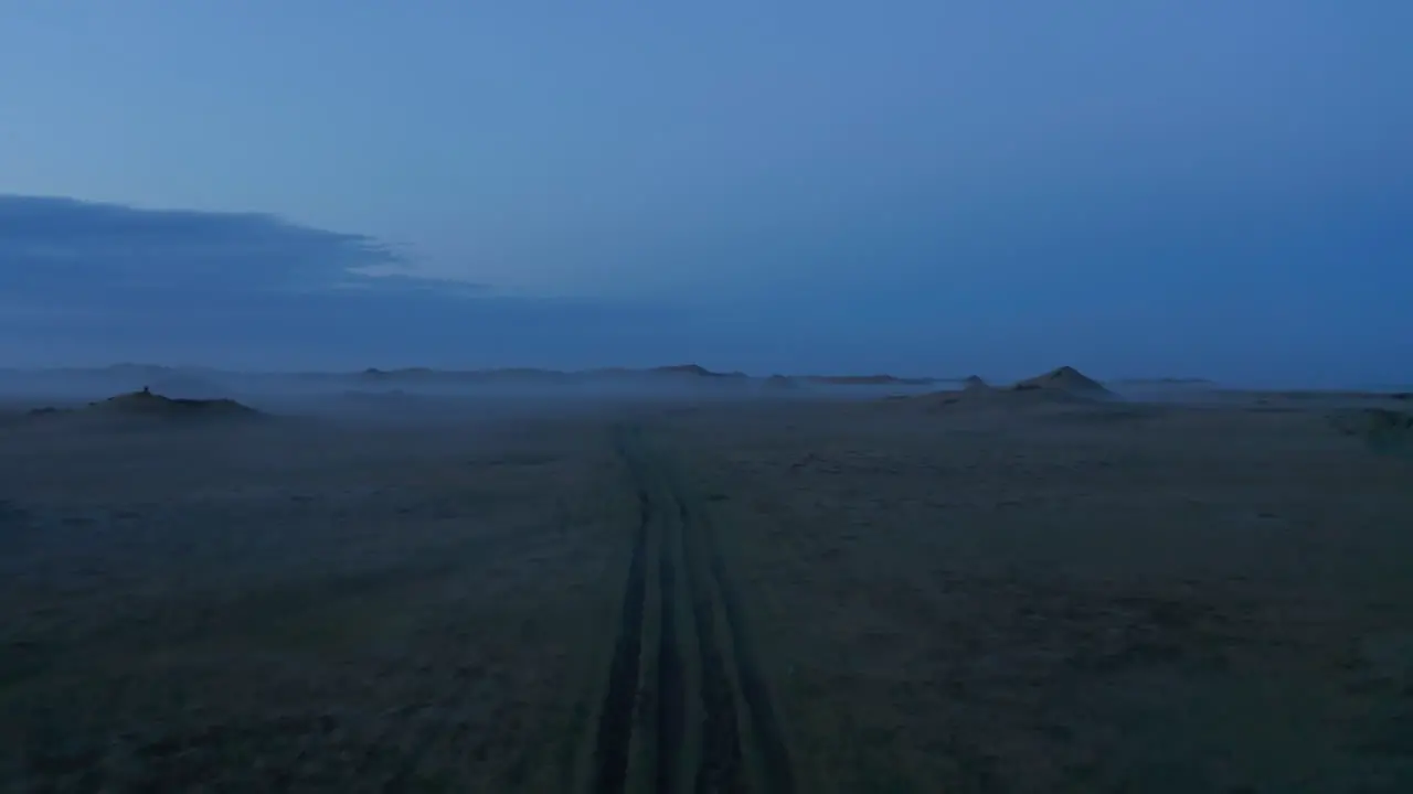 Coche De Vista Aérea Estacionado En Un Campo Brumoso De Hierba En Islandia Dramático Dron Brumoso Y Brumoso Del Valle Del Paisaje Lunar En Islandia