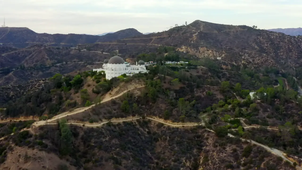 Antena Observatorio Griffith Con Colinas De Hollywood A La Luz Del Día Los ángeles California Nublado