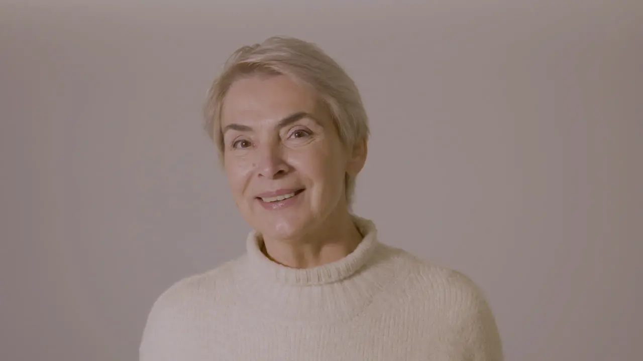 Retrato De Una Anciana Sonriendo A La Cámara 2