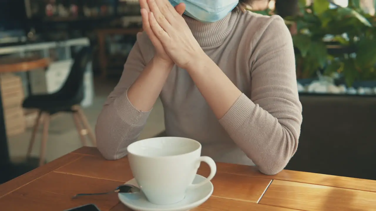 Retrato De Mujer Joven Con Mascarilla Hablando Con Su Amiga En Una Cafetería