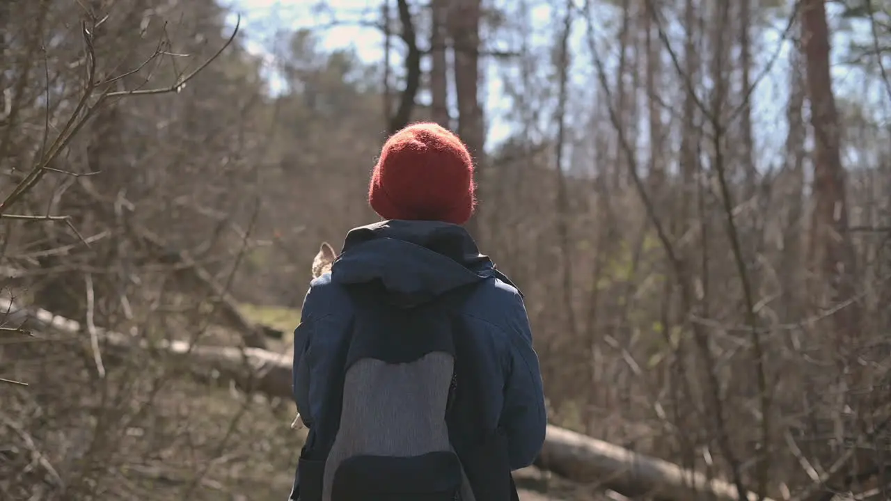 Mujer Joven Con El Pelo Corto Da Un Paseo Por El Bosque Sosteniendo Un Perro Pequeño 3