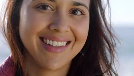 Retrato De Un Mujer Joven Sonriente Exterior