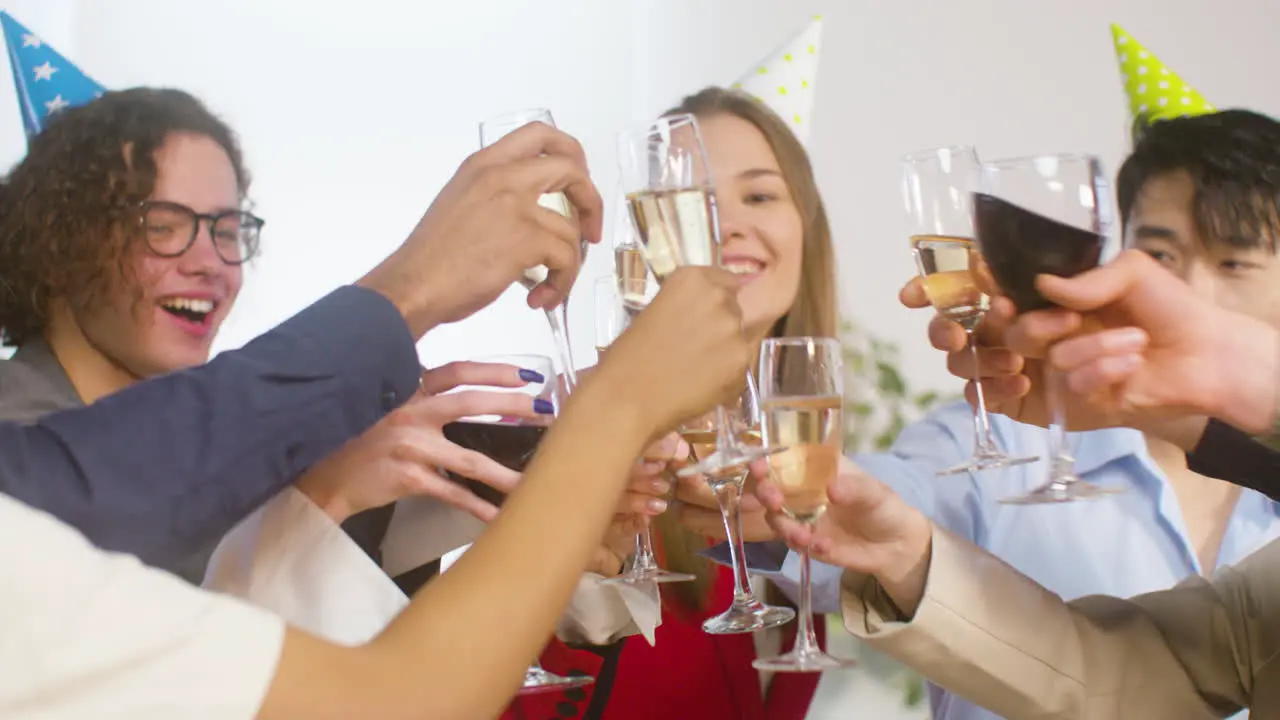 Fröhliche Multiethnische Kollegen Die Mit Sekt Und Wein Anstoßen Und Auf Der Betriebsfeier Trinken 3