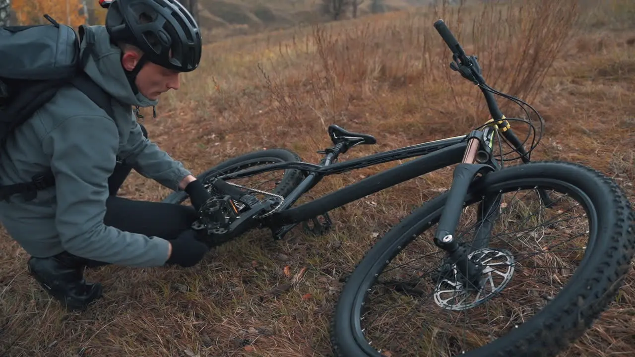 Sportler Der Das Pedal Eines Mountainbikes Auf Dem Land Repariert