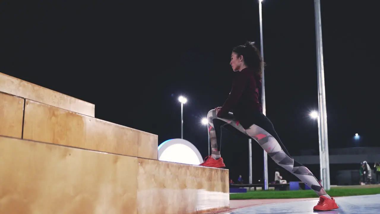 Sportliches Lockiges Mädchen Das Nachts Auf Der Treppe Im Park Ausfallschritte Macht 1