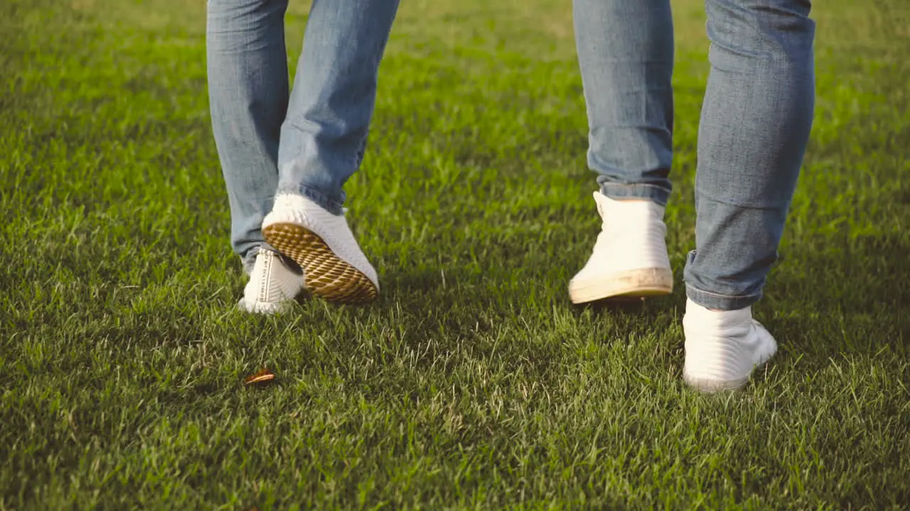 Nahaufnahme Der Beine Eines Nicht Erkennbaren Paares Das Im Park Auf Gras Läuft