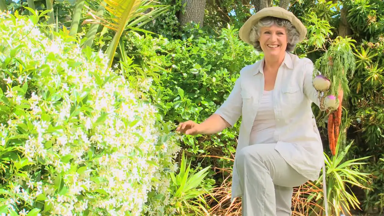 Reife Frau Zeigt Ihre Gartenprodukte