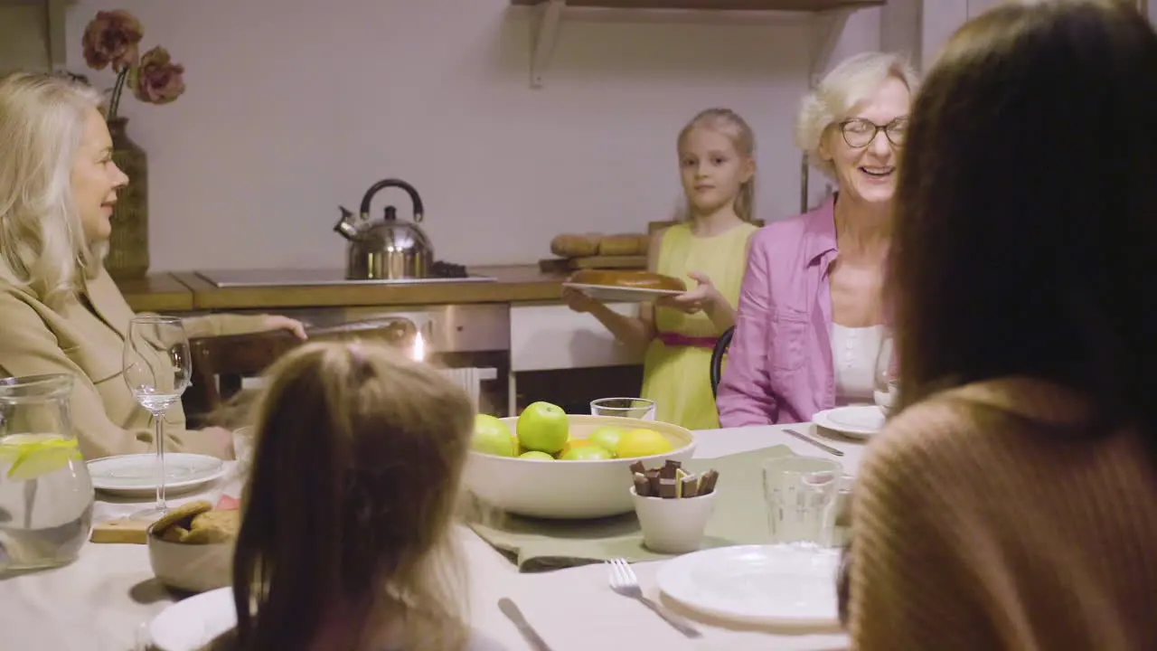 Kleines Mädchen Das Während Eines Abendessens Mit Ihrer Glücklichen Familie Kuchen Auf Den Tisch Bringt 1