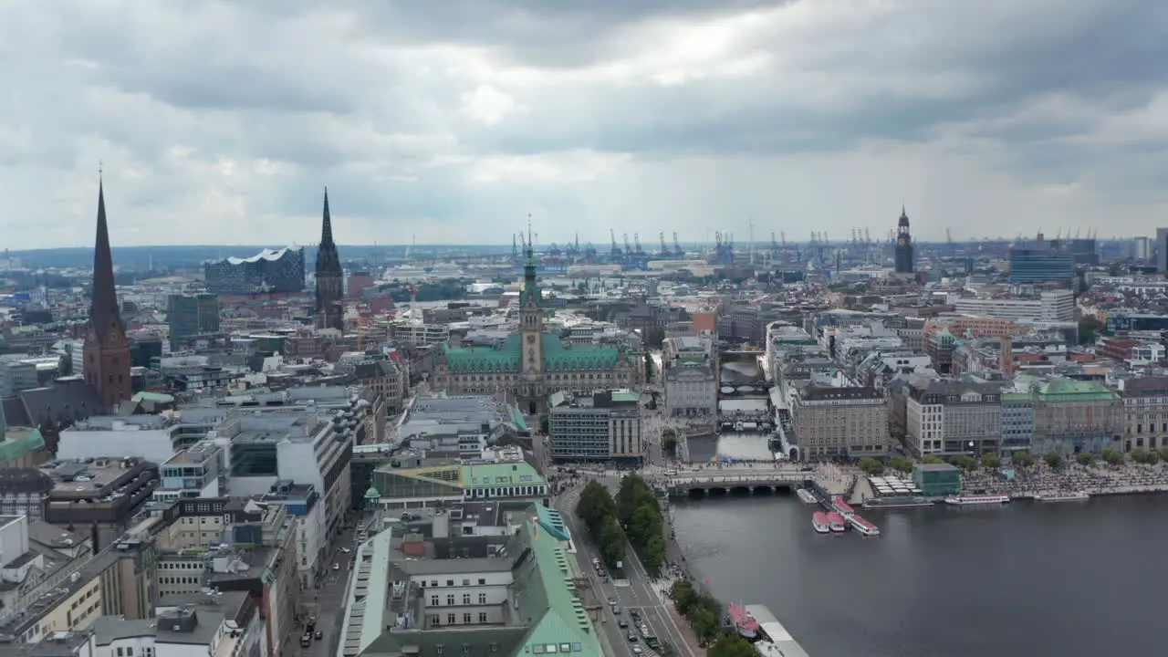 Volar Sobre El Lago Binnenalster Vista Aérea Del Centro De La Ciudad Con El Antiguo Edificio Del Ayuntamiento Y Las Iglesias Grúas Portuarias En Segundo Plano Ciudad Libre Y Hanseática De Hamburgo Alemania