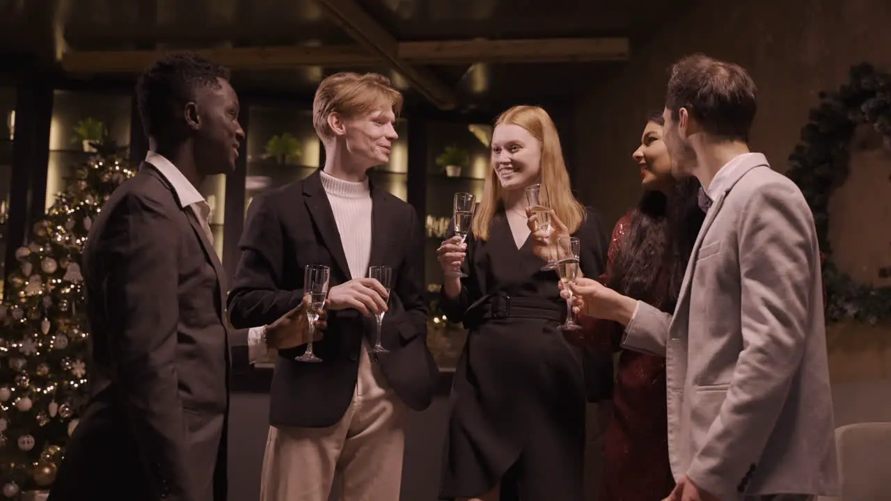 Grupo De Amigos Con Ropa Elegante Brindando Con Copas De Champán En La Fiesta De Año Nuevo