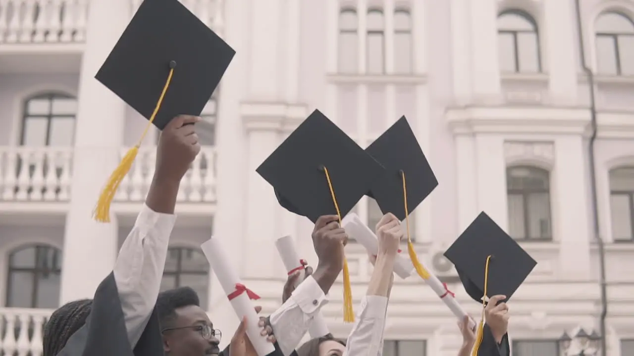 Grupo Multicultural De Estudiantes Graduados Agitando Sus Gorras En El Aire