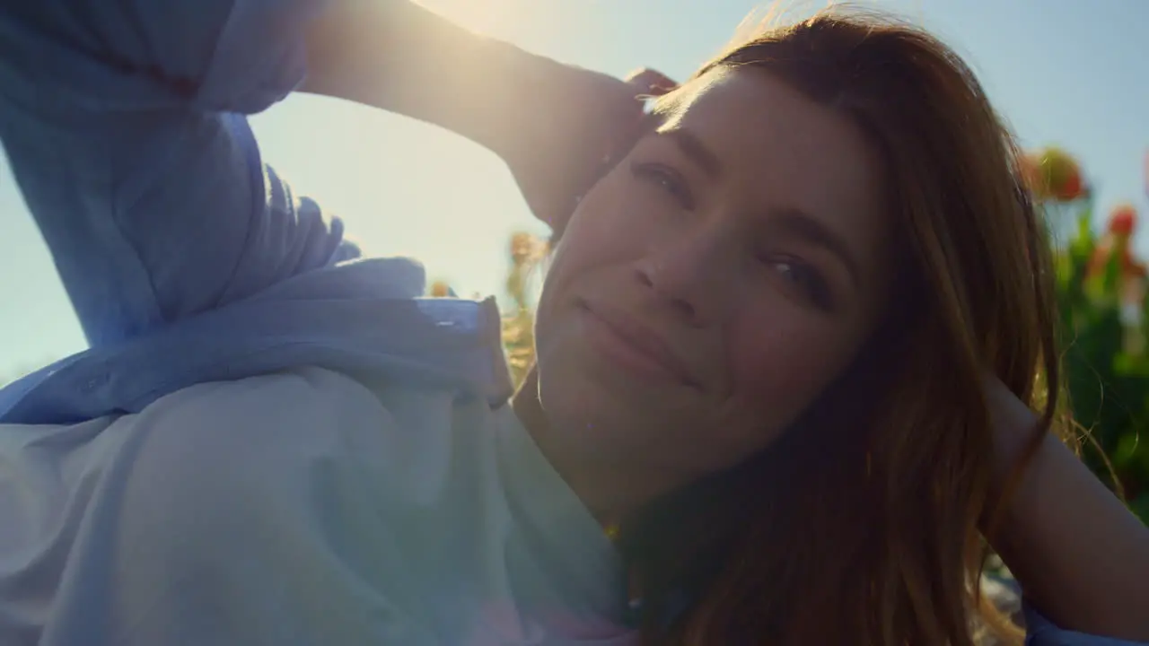 Mujer Romántica De Ojos Azules Relajándose Bajo La Suave Luz Del Sol En El Fondo Del Campo De Tulipanes