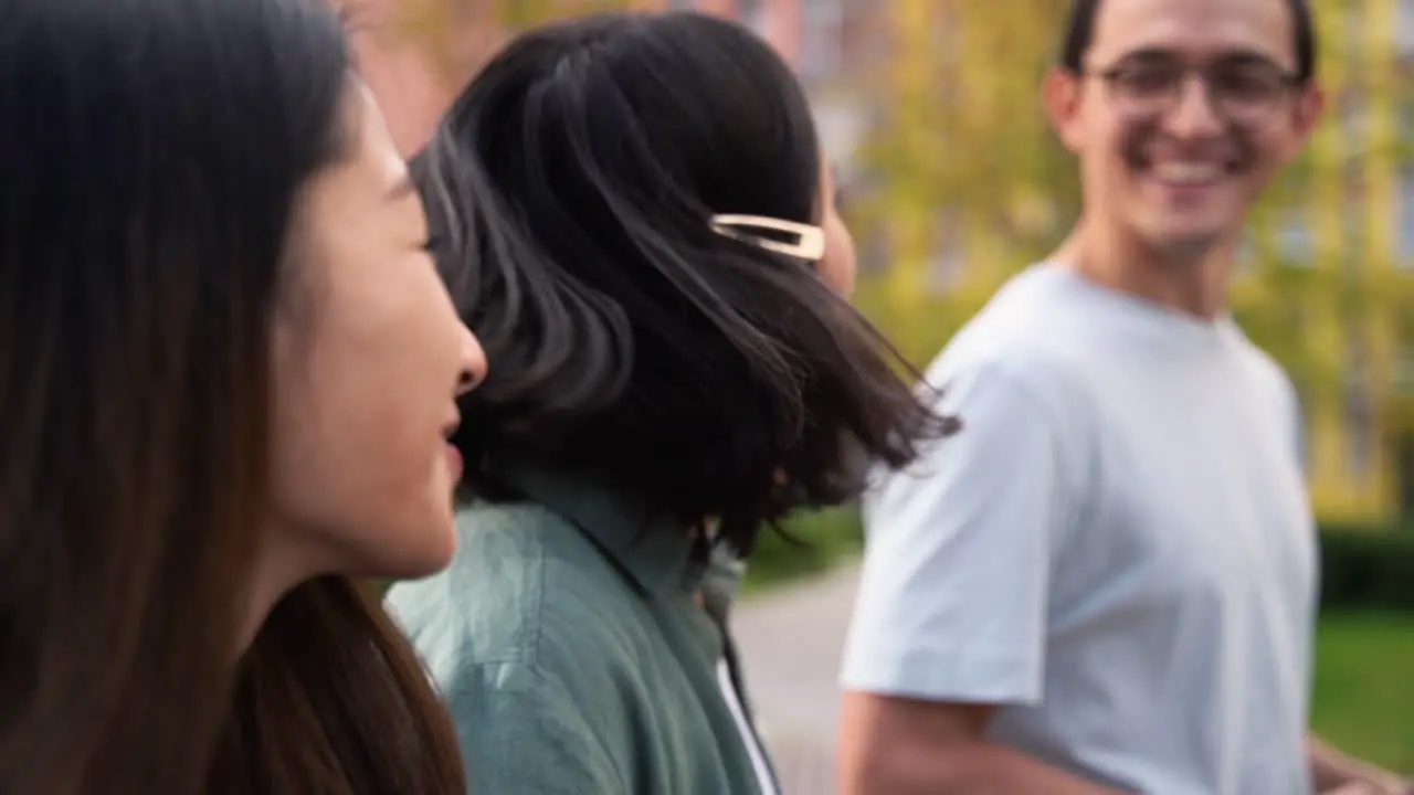 Gruppe Von Drei Jungen Japanischen Freunden Die Sich Im Freien Unterhalten Und Zusammen Spazieren Gehen 1