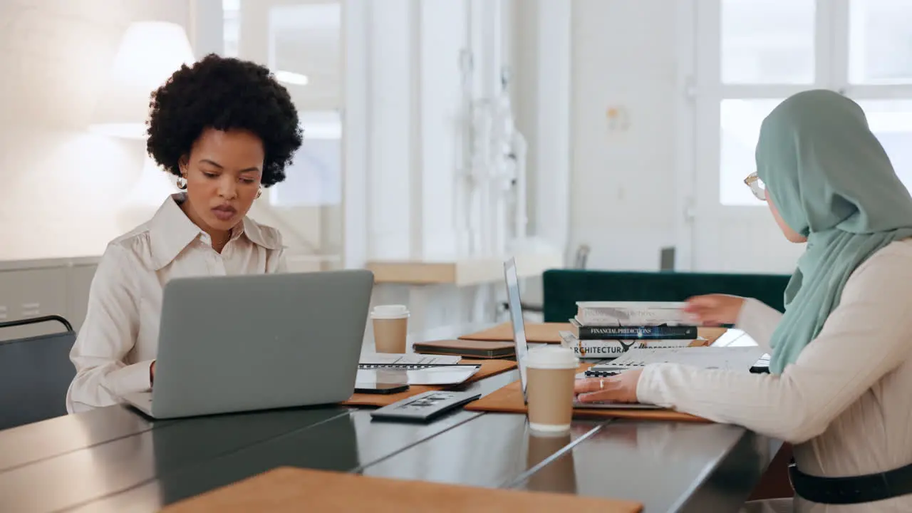 Diversity-Geschäftsleute Laptop-Eingabe