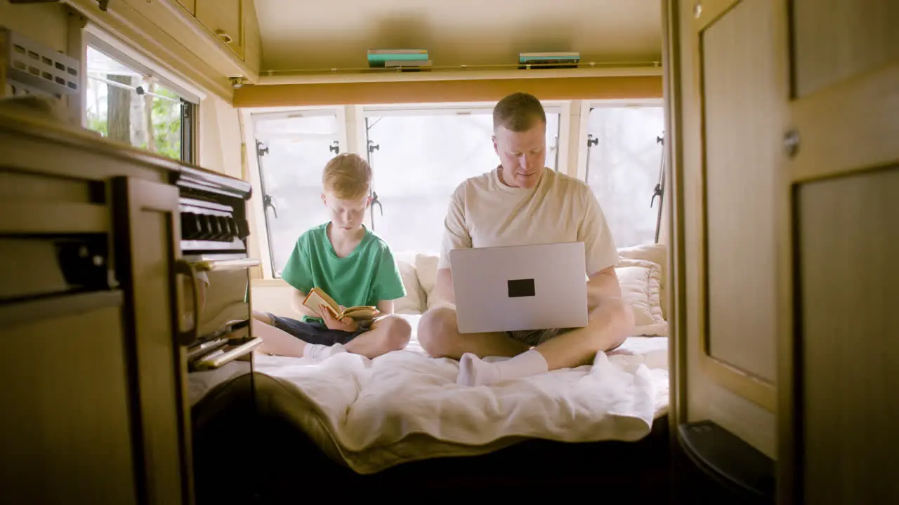 Vater Und Sohn Spielen Schach Auf Dem Bett Des Wohnmobils