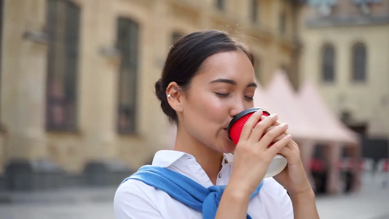 Porträt Einer Frau Die Draußen Einen Kaffee Trinkt