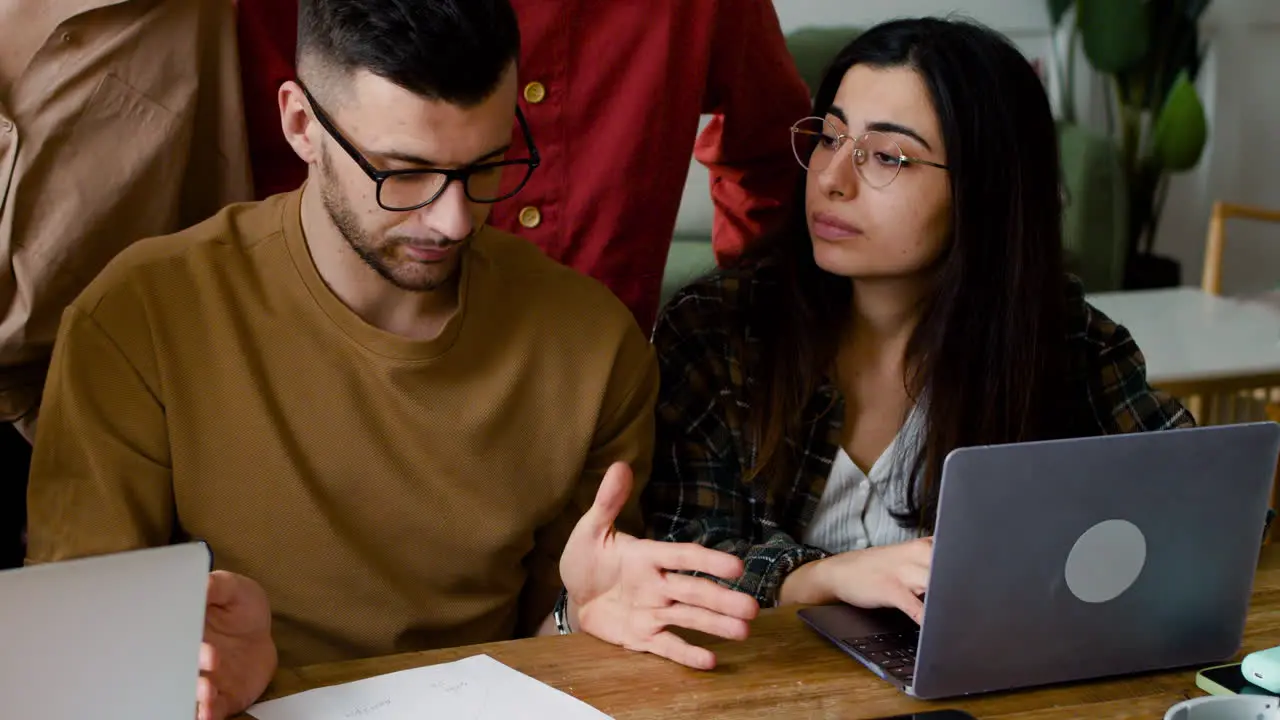 Nahaufnahme Der Lerngruppe Die An Tisch 3 Sitzt