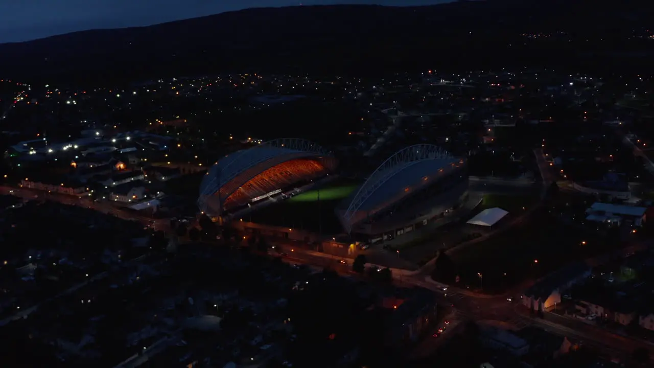 Dia- Und Schwenkaufnahmen Der Lichtshow Und Einschalten Der Hauptbeleuchtung Im Fußballstadion Luftaufnahme Des Sportzentrums In Der Stadt Bei Nacht Limerick Irland