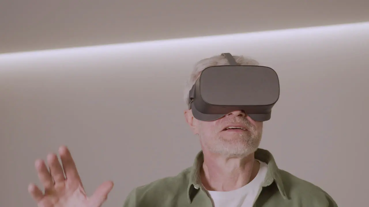 Hombre Mayor Jugando En Casa Con Gafas De Realidad Virtual Auriculares 3