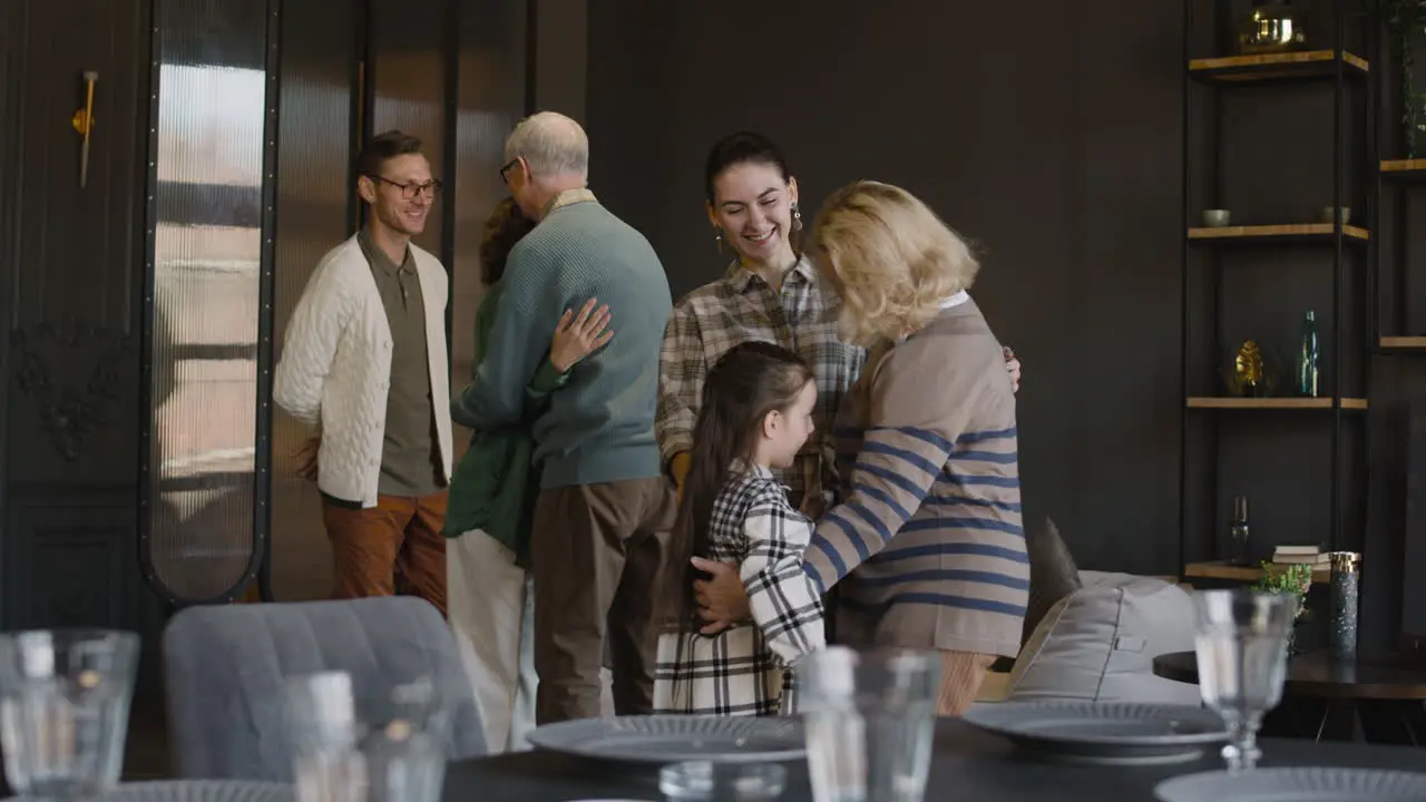 Familia Feliz Visitando A Los Abuelos En Casa Y Abrazándose Juntos 1