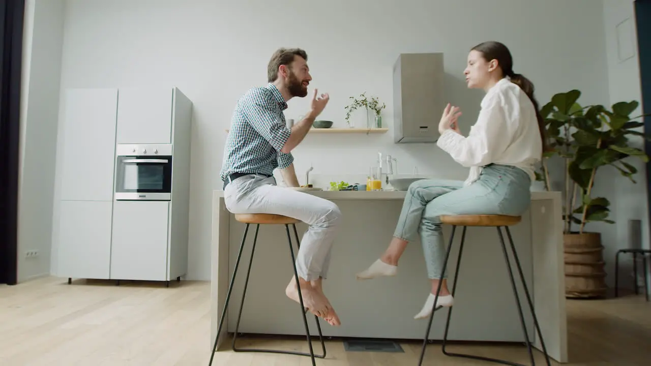 Pareja Amorosa Charlando Y Almorzando Juntos Sentados En Un Taburete En Una Cocina Moderna 1