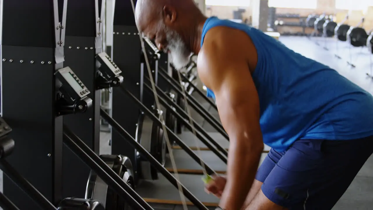 Senior man working out in the fitness studio 4k