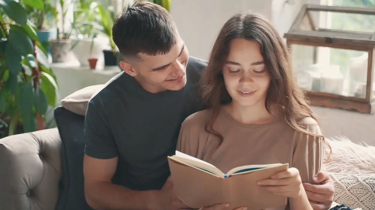 Jóvenes Amantes Mujer Y Hombre Leen Un Libro Juntos