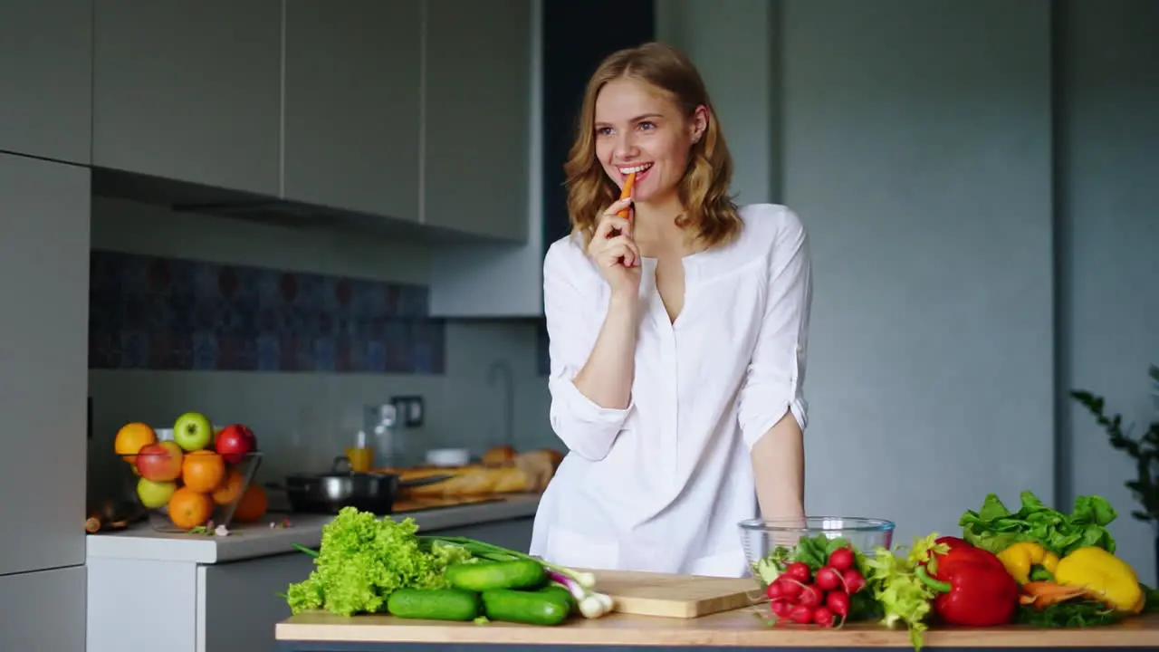 Glückliches Mädchen Das Karotte In Der Küche Isst Gesundes Essen Vegetarisches Essen