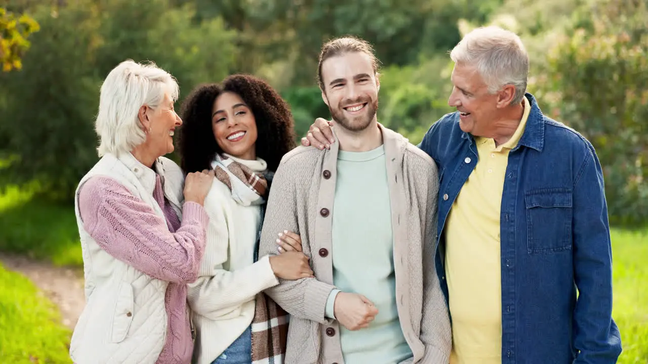 Lachen Gesicht Und Eltern Mit Kindern In Der Natur