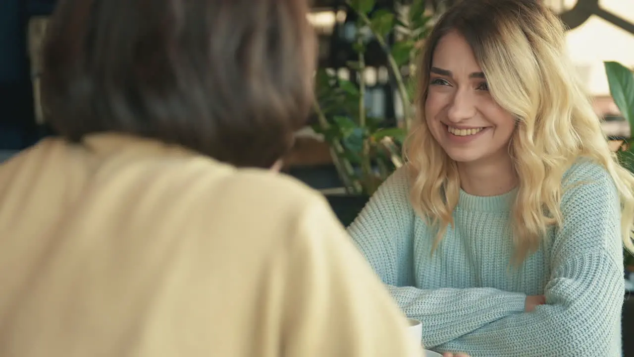 Junge Freundinnen Unterhalten Sich In Einem Café 1