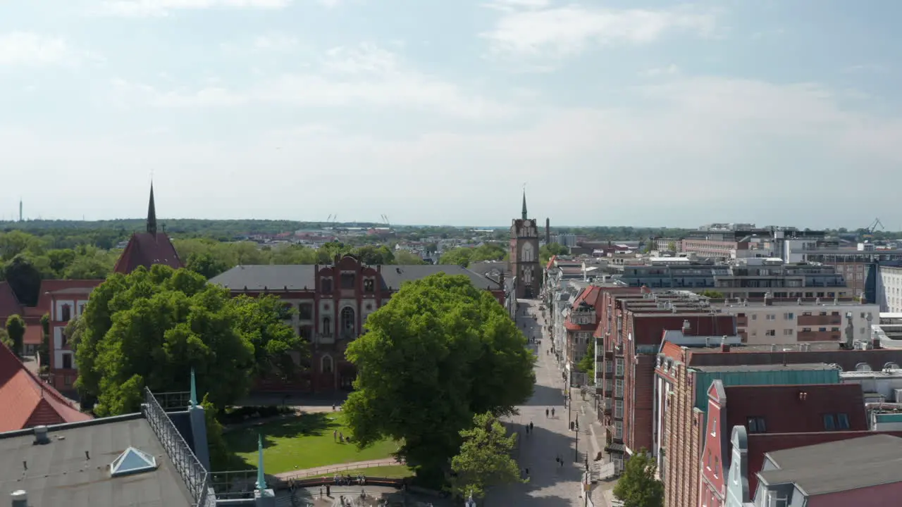 Rückwärts über Der Historischen Stadt Fliegen Altes Universitätsgebäude Und Kropeliner Tor Am Ende Der Straße