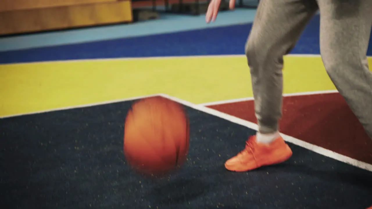 Nahaufnahme Einer Basketballspielerin Die Nachts Den Ball Auf Dem Außenplatz Hüpft 1