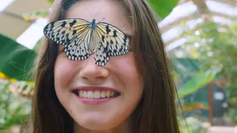 Natur Tiere Und Mädchen Mit Schmetterling Im Gesicht